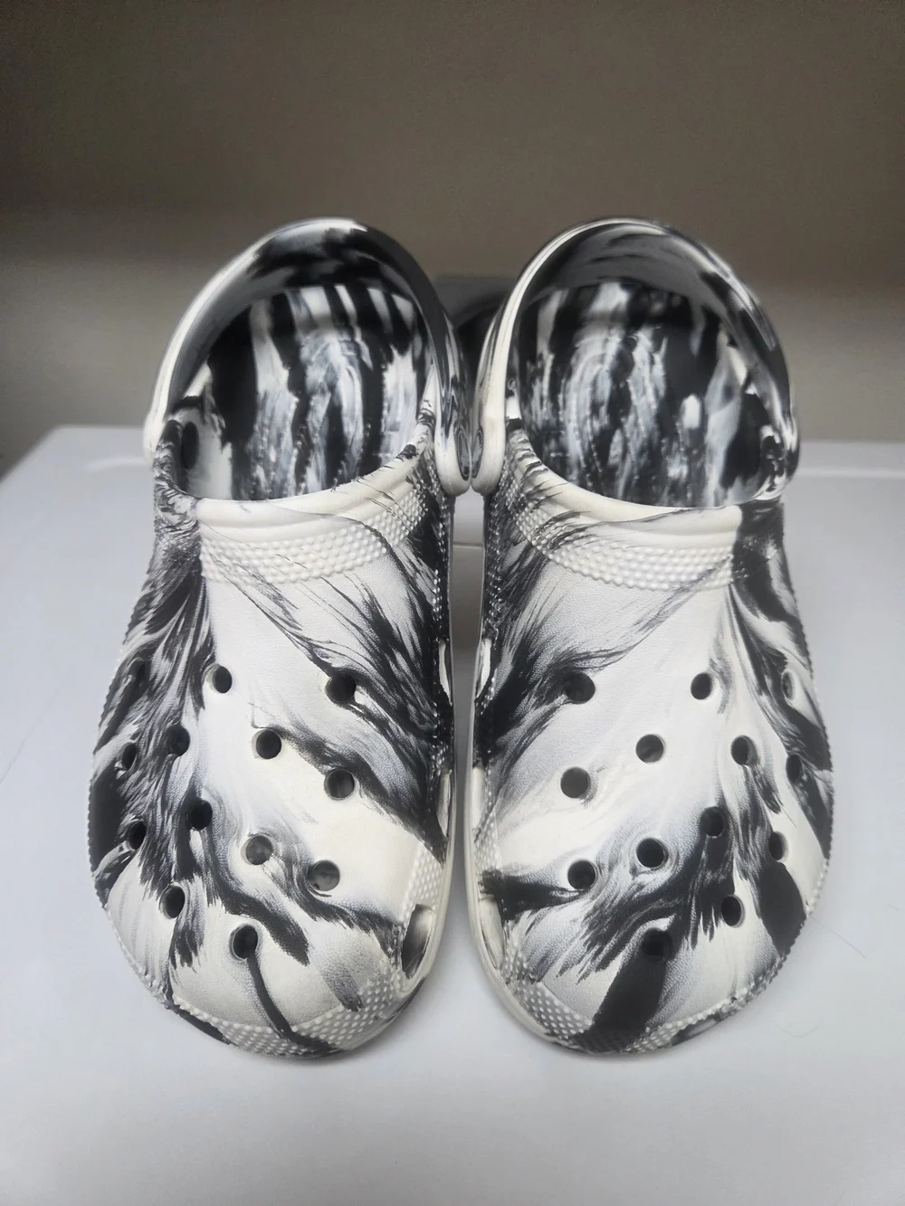 Crocs Classic Clog - Black & White Marble